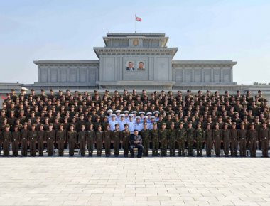 «Οικογενειακές» φωτογραφίες Κιμ Γιονγκ Ουν με τους ανώτατους στρατιωτικούς της Β. Κορέας